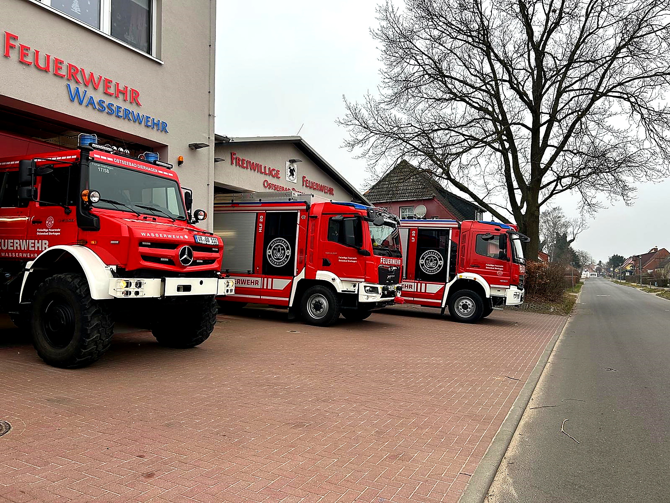 Fahrzeuge der Freiwilligen Feuerwehr Ostseebad Dierhagen vor dem Gerätehaus